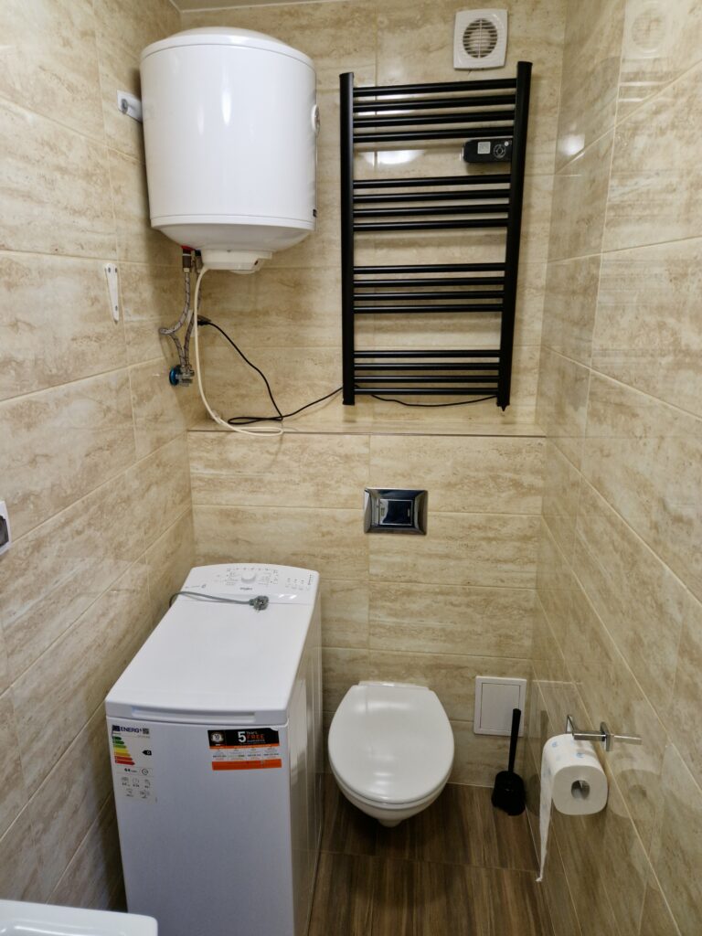 kawalerka w centrum Poznania łazienka