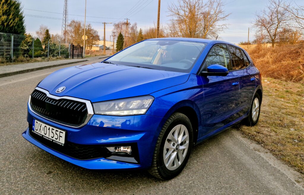 Nowoczesna Skoda Fabia 1.0 TSI na wynajem w wersji Selection – widok z przodu