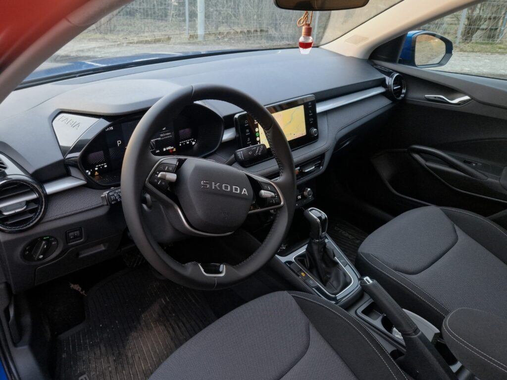 Komfortowy wynajem Skoda Fabia z automatyczną skrzynią biegów DSG i systemami asystującymi